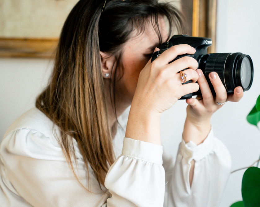 photographe professionnel avec un appareil photo dans les mains