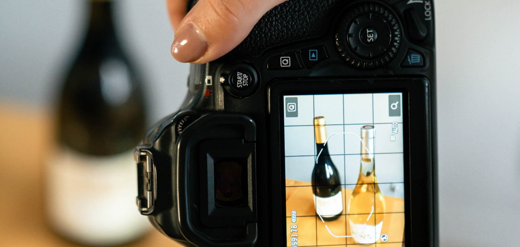 appareil photo en train de faire une photo de bouteilles de vins